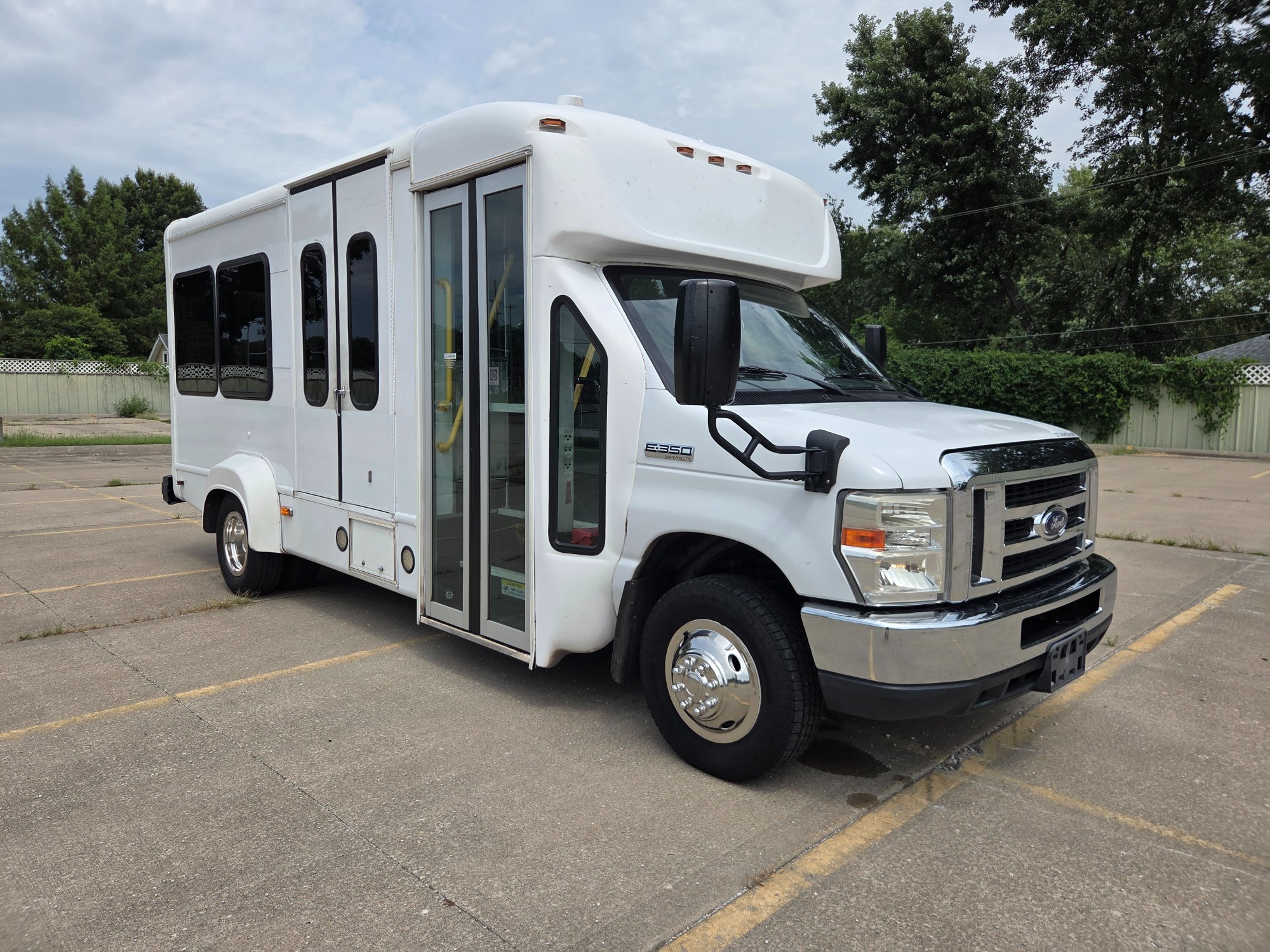 Used 2019 Ford E-350 StarCraft Non-CDL 7/2 Wheelchair Shuttle Bus