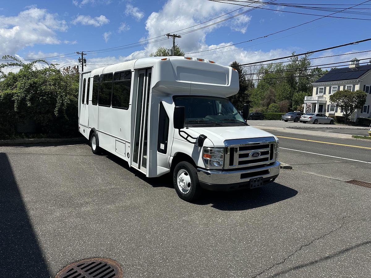 Refurbished 2018 Ford E-450 19/7 Wheelchair Shuttle Bus