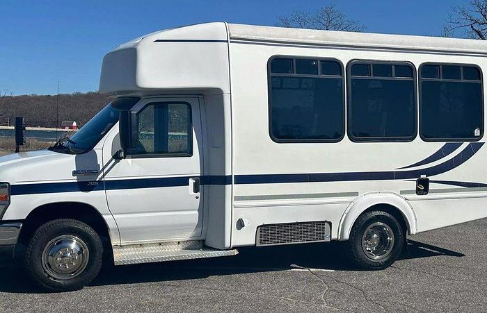 Used 2013 Ford E-350 Non CDL 8/4 Wheelchair Shuttle Bus
