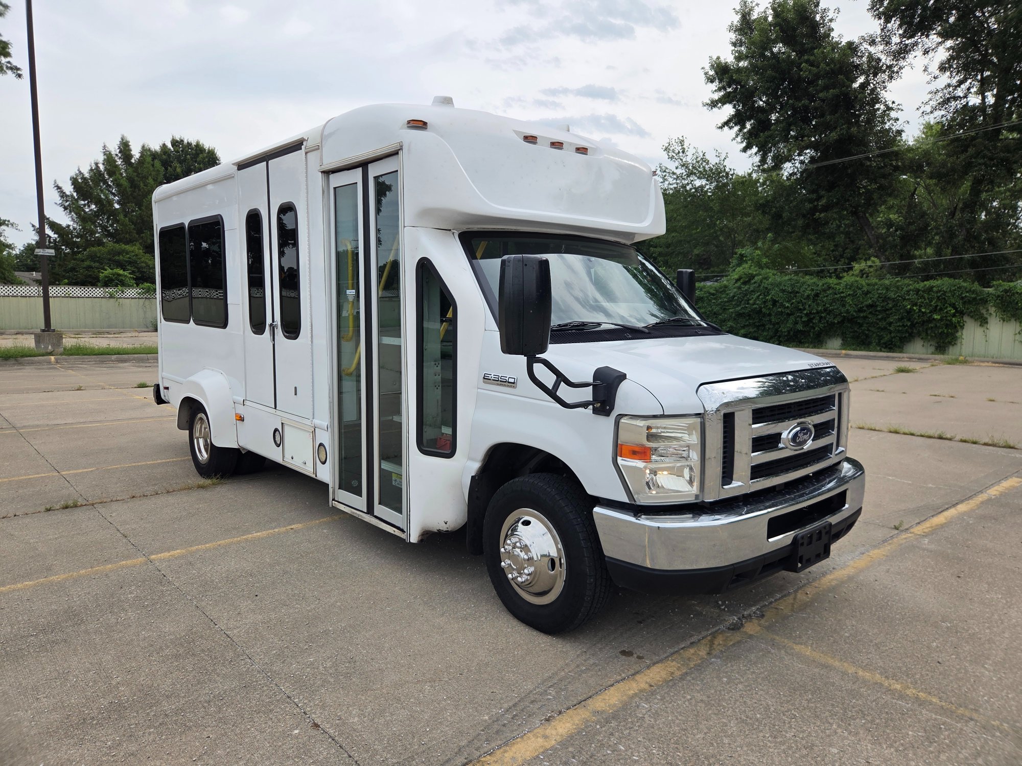 Used 2020 Ford E-350 StarCraft Non-CDL 7/2 Wheelchair Shuttle Bus