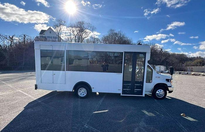 Refurbished 2016 FORD NON CDL AIRPORT SEATING 12/2 WHEELCHAIR SHUTTLE