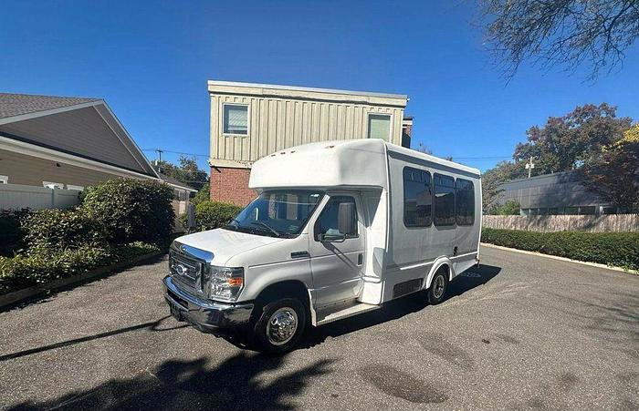 Used 2015 Ford E-350 Non CDL 8/4 Wheelchair Shuttle Bus