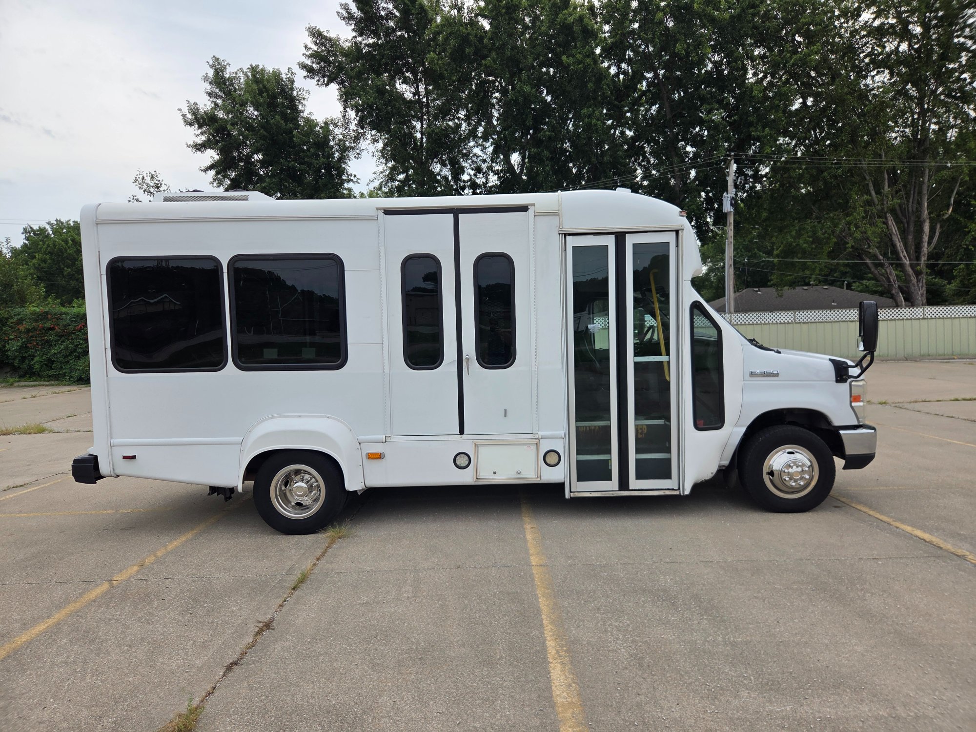 Used 2020 Ford E-350 StarCraft Non-CDL 7/2 Wheelchair Shuttle Bus