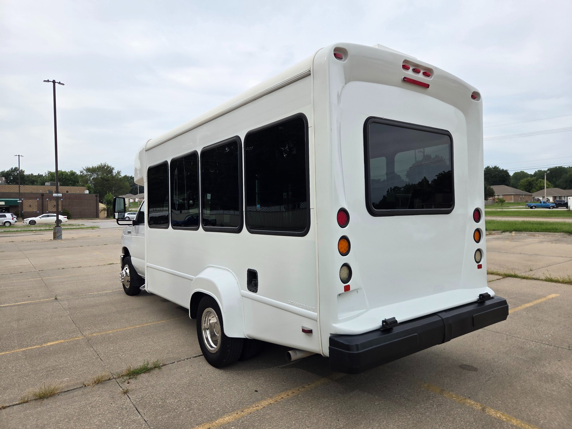 Used 2020 Ford E-350 StarCraft Non-CDL 7/2 Wheelchair Shuttle Bus