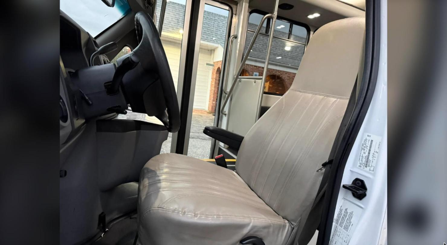 Reconditioned 2019 Ford E-350 StarCraft Non-CDL 14 Passenger Shuttle Bus
