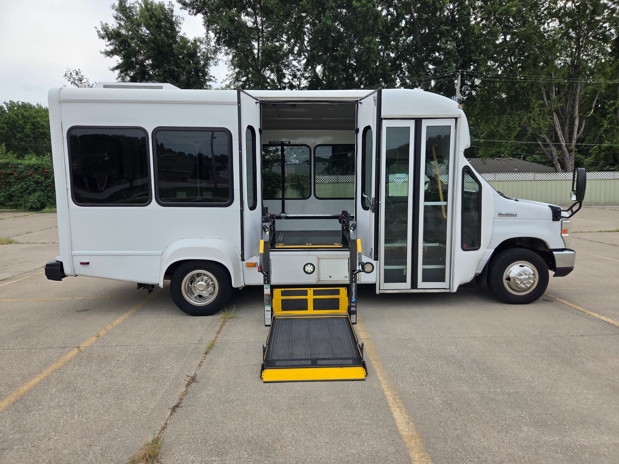 Used 2020 Ford E-350 StarCraft Non-CDL 7/2 Wheelchair Shuttle Bus