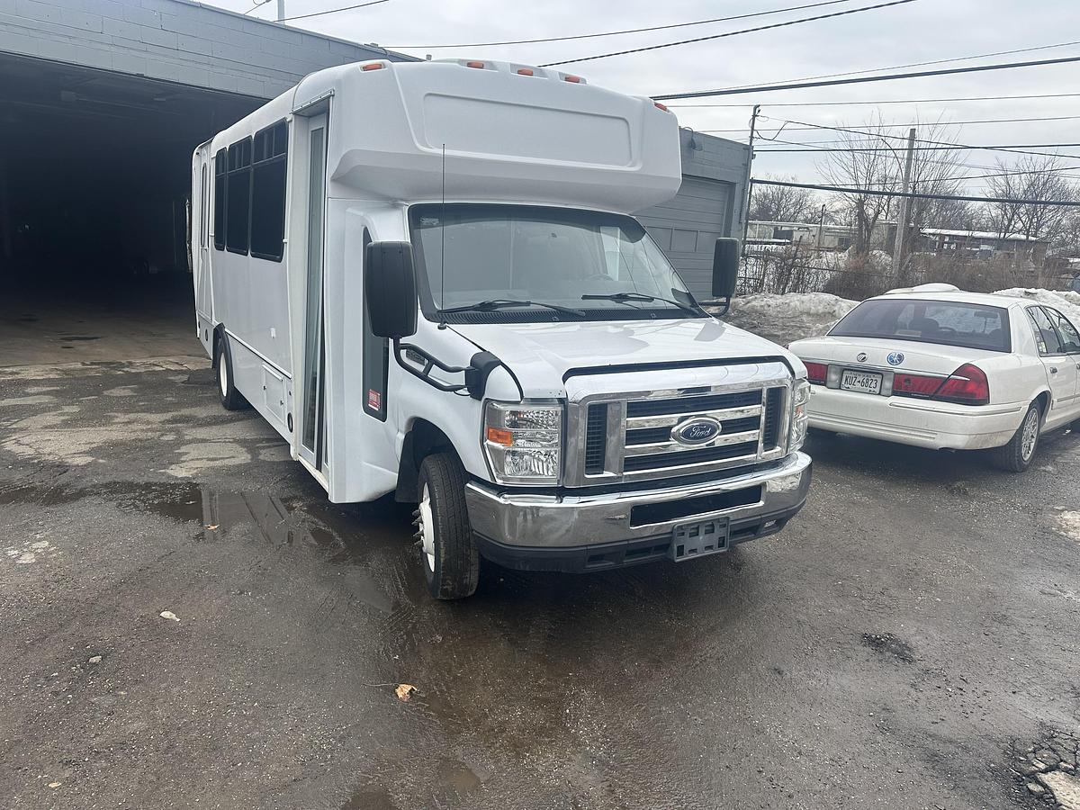 Used 2017 Ford E-450 19/7 Wheelchair Shuttle Bus