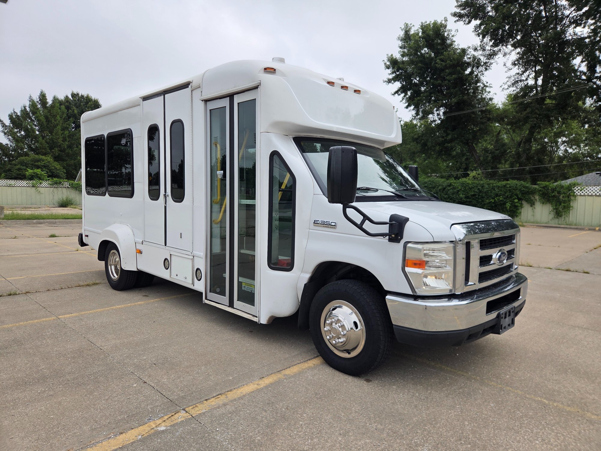 Used 2020 Ford E-350 StarCraft Non-CDL 7/2 Wheelchair Shuttle Bus