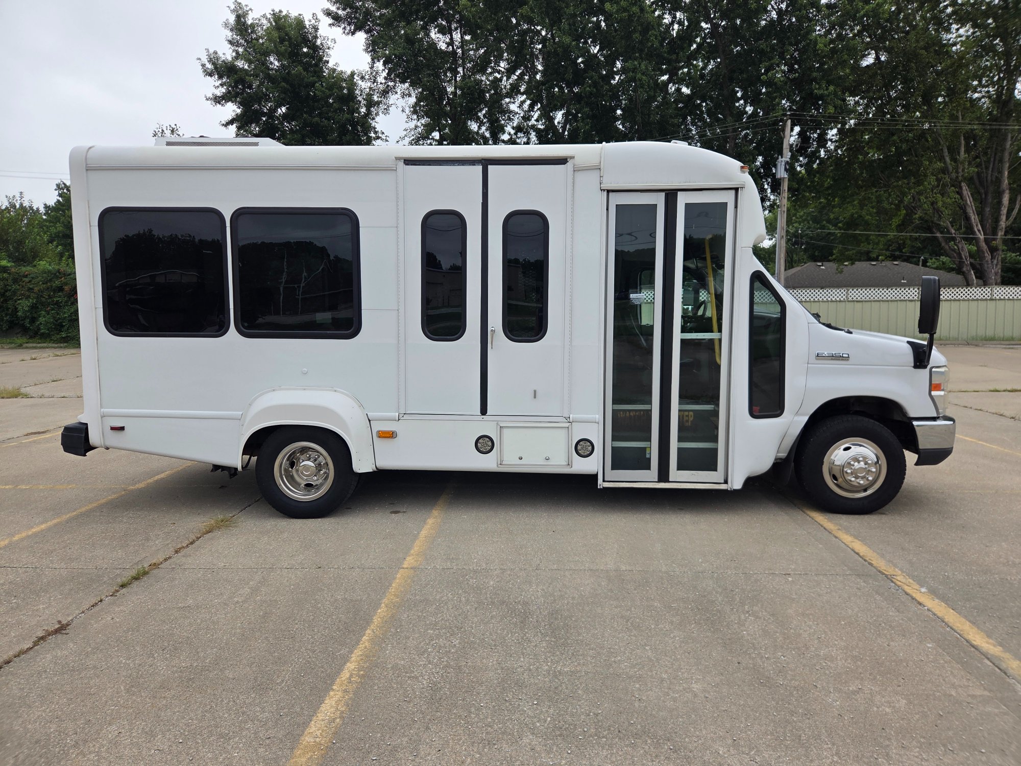 Used 2020 Ford E-350 StarCraft Non-CDL 7/2 Wheelchair Shuttle Bus
