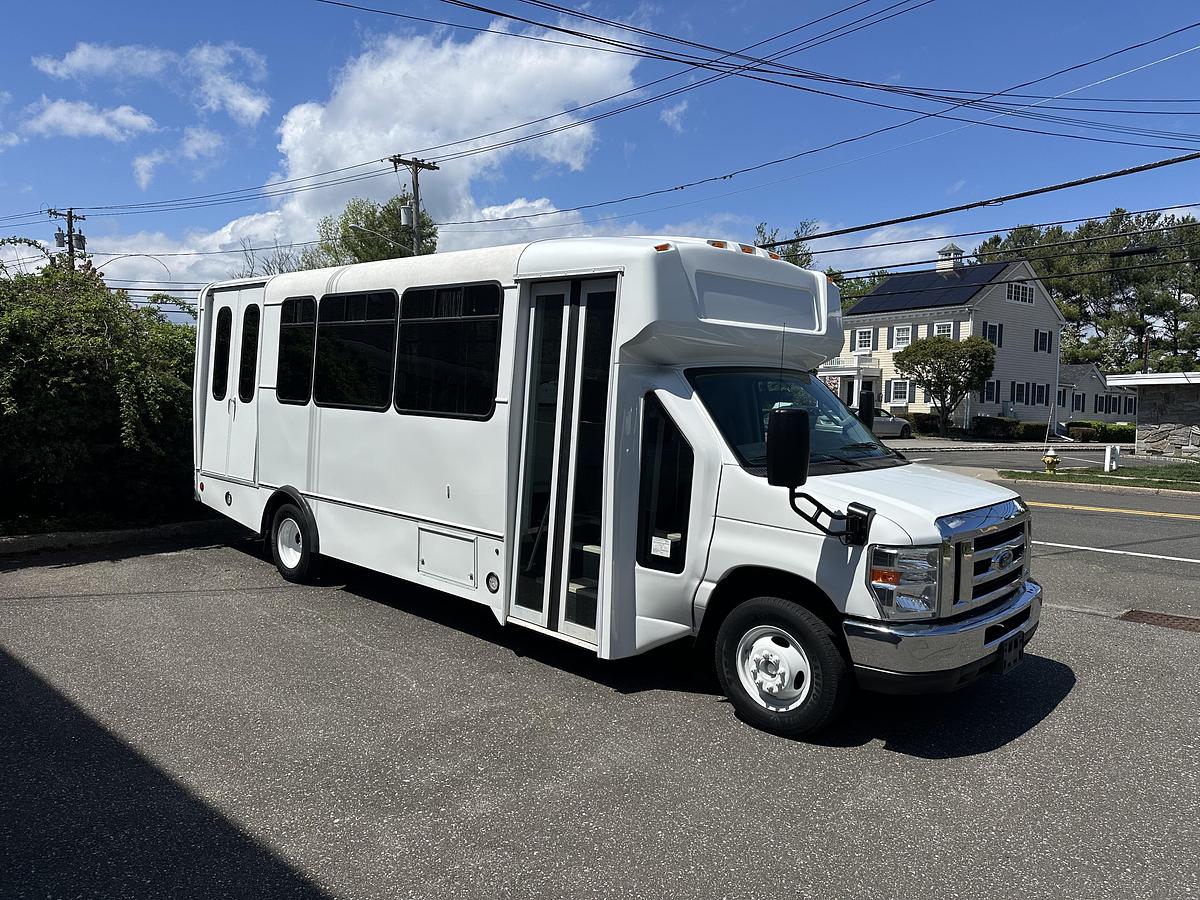 Refurbished 2018 Ford E-450 19/7 Wheelchair Shuttle Bus