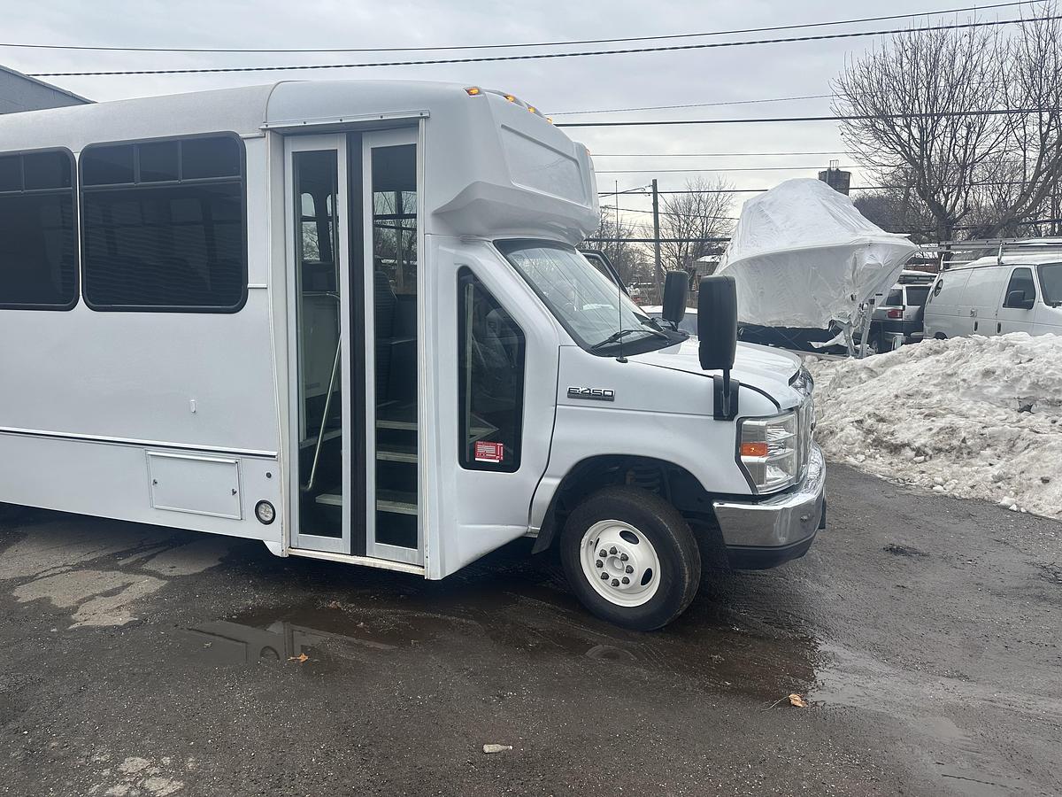 Used 2017 Ford E-450 19/7 Wheelchair Shuttle Bus