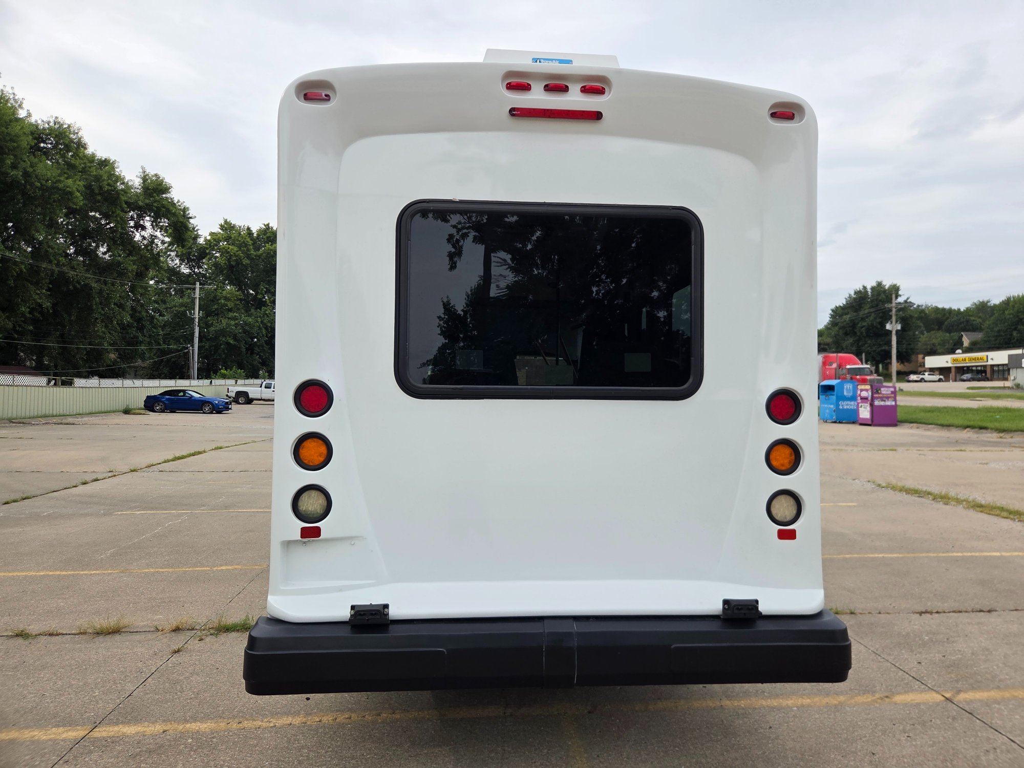 Used 2020 Ford E-350 StarCraft Non-CDL 7/2 Wheelchair Shuttle Bus