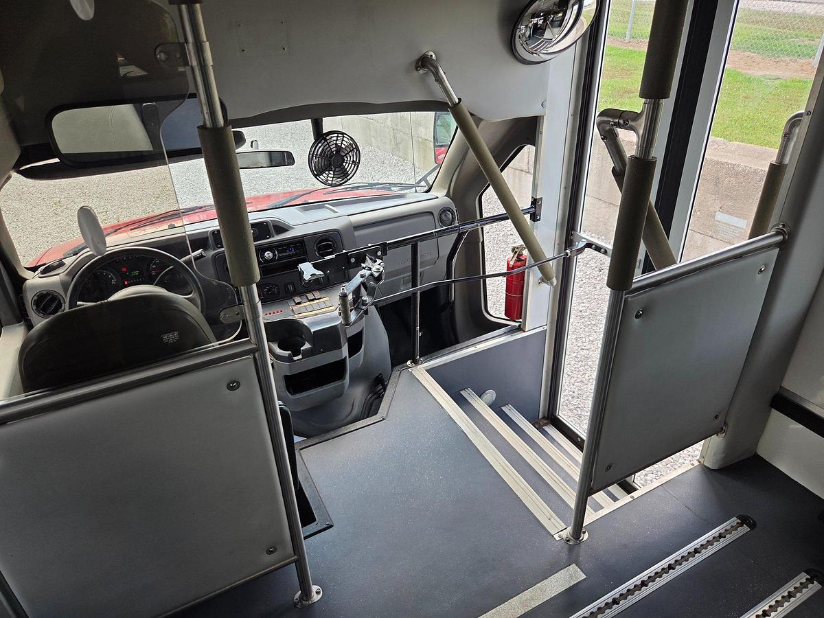 Used 2016 Ford E-450 StarCraft Non-CDL 12/5 Wheelchair Shuttle Bus