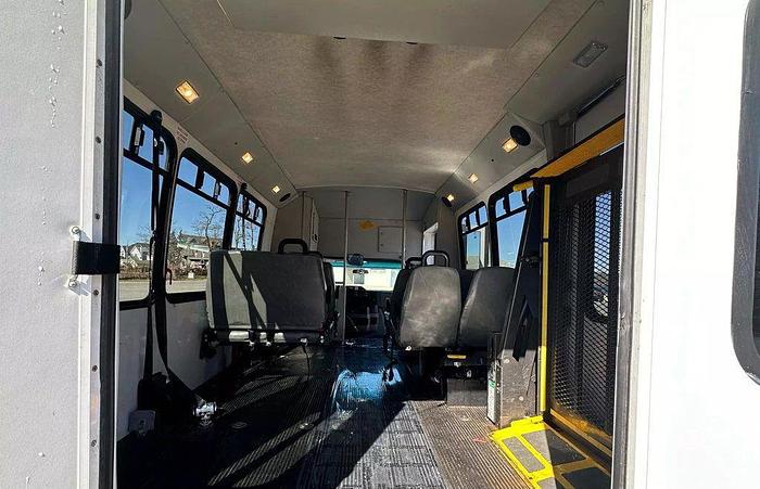 Used 2013 Ford E-350 Non CDL 8/4 Wheelchair Shuttle Bus