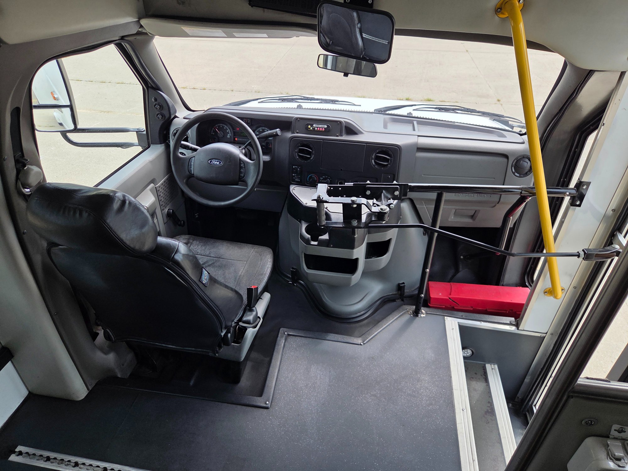 Used 2019 Ford E-350 StarCraft Non-CDL 7/2 Wheelchair Shuttle Bus