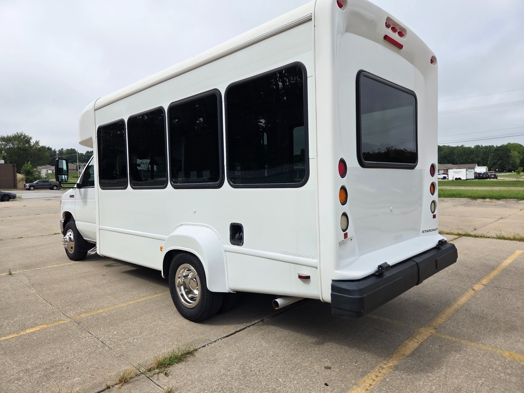 Used 2020 Ford E-350 StarCraft Non-CDL 7/2 Wheelchair Shuttle Bus