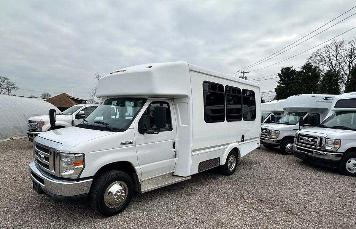 Used 2015 Ford E-350 Non CDL 8/4 Wheelchair Shuttle Bus