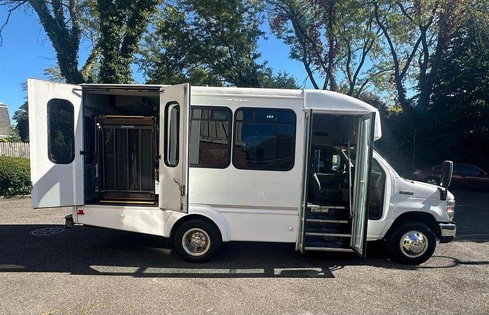 Used 2015 Ford E-350 Non CDL 8/4 Wheelchair Shuttle Bus