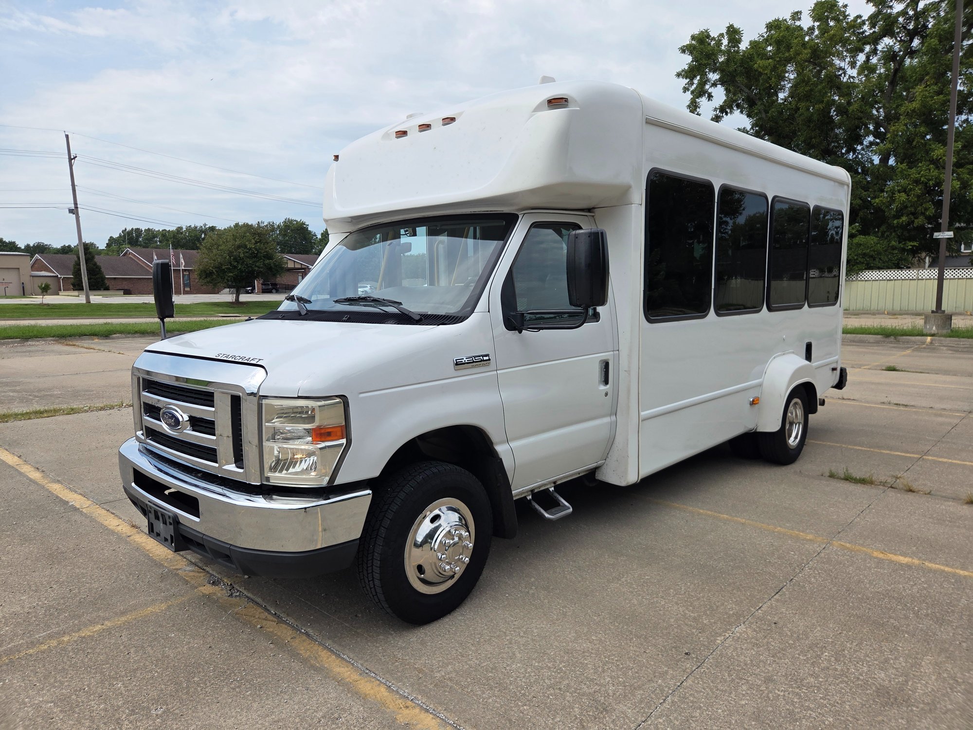 Used 2019 Ford E-350 StarCraft Non-CDL 7/2 Wheelchair Shuttle Bus