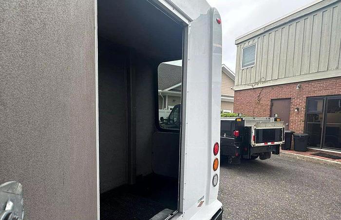 Refurbished 2021 Ford E-350 Non CDL 13/1 Wheelchair Shuttle Bus W/LUGGAGE