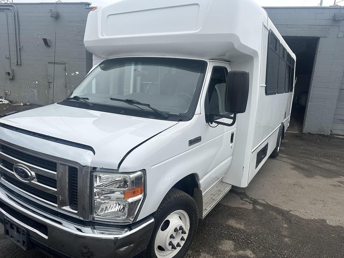 Used 2017 Ford E-450 19/7 Wheelchair Shuttle Bus