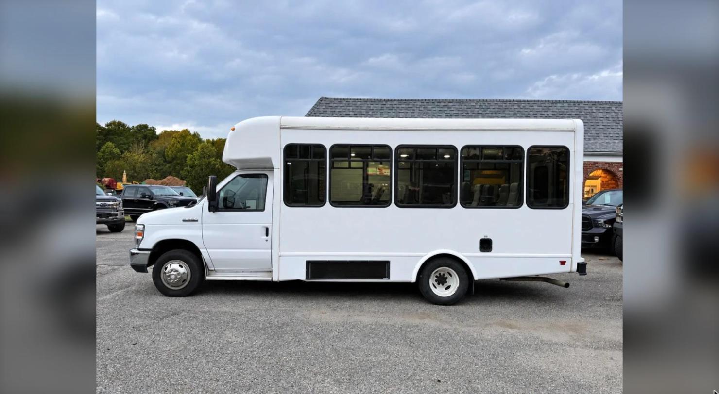 Reconditioned 2019 Ford E-350 StarCraft Non-CDL 14 Passenger Shuttle Bus