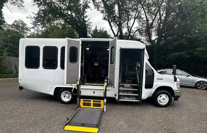 Refurbished 2021 Ford E-350 Non CDL 13/1 Wheelchair Shuttle Bus W/LUGGAGE