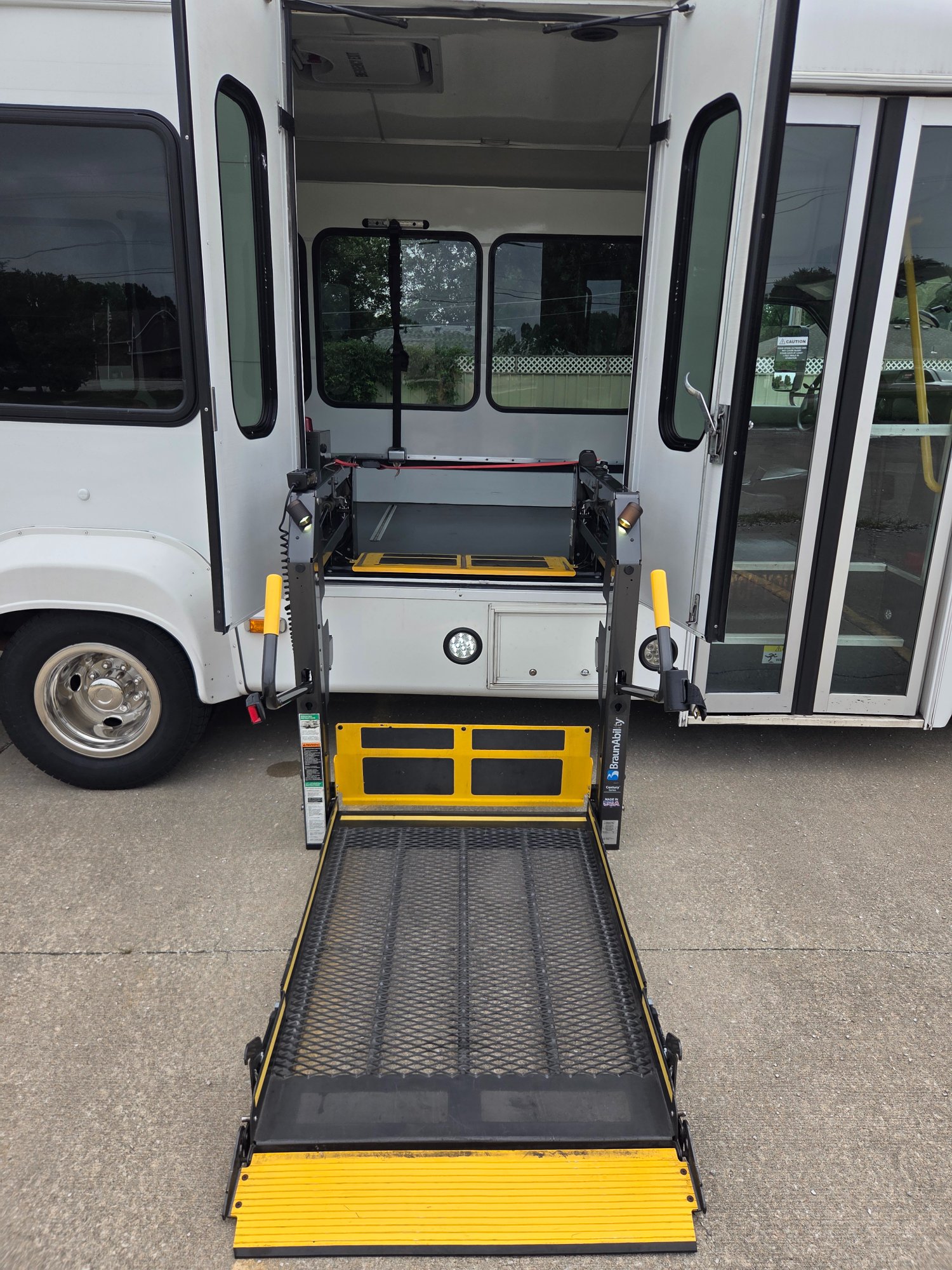 Used 2020 Ford E-350 StarCraft Non-CDL 7/2 Wheelchair Shuttle Bus