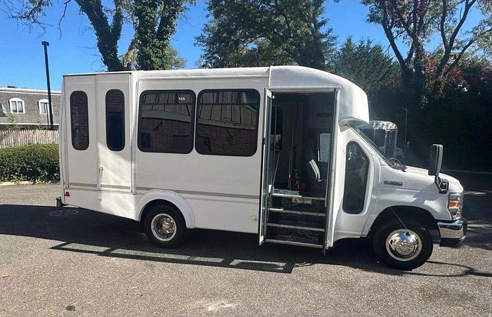 Used 2015 Ford E-350 Non CDL 8/4 Wheelchair Shuttle Bus