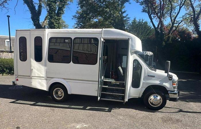 Used 2015 Ford E-350 Non CDL 8/4 Wheelchair Shuttle Bus