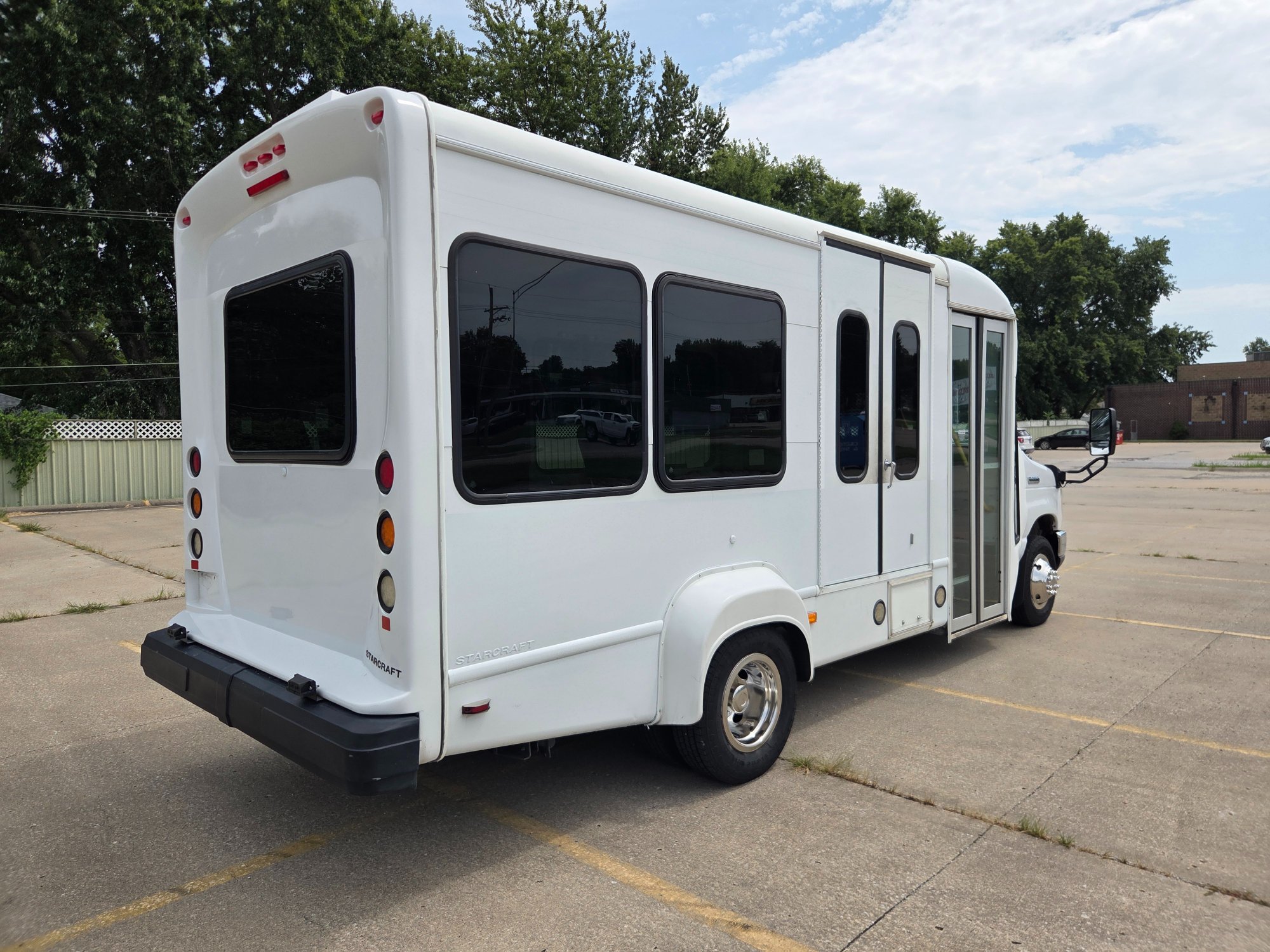 Used 2019 Ford E-350 StarCraft Non-CDL 7/2 Wheelchair Shuttle Bus