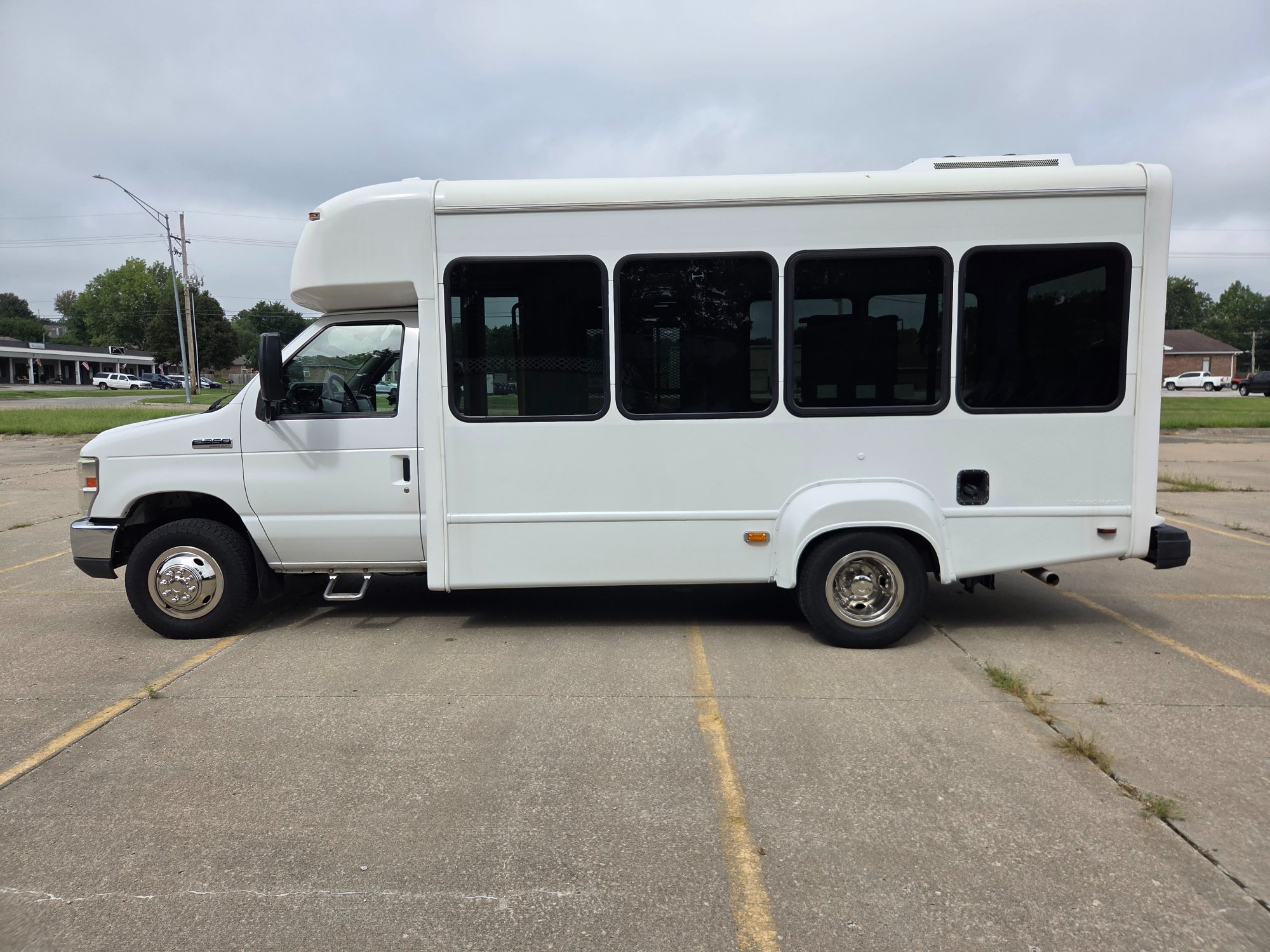 Used 2020 Ford E-350 StarCraft Non-CDL 7/2 Wheelchair Shuttle Bus