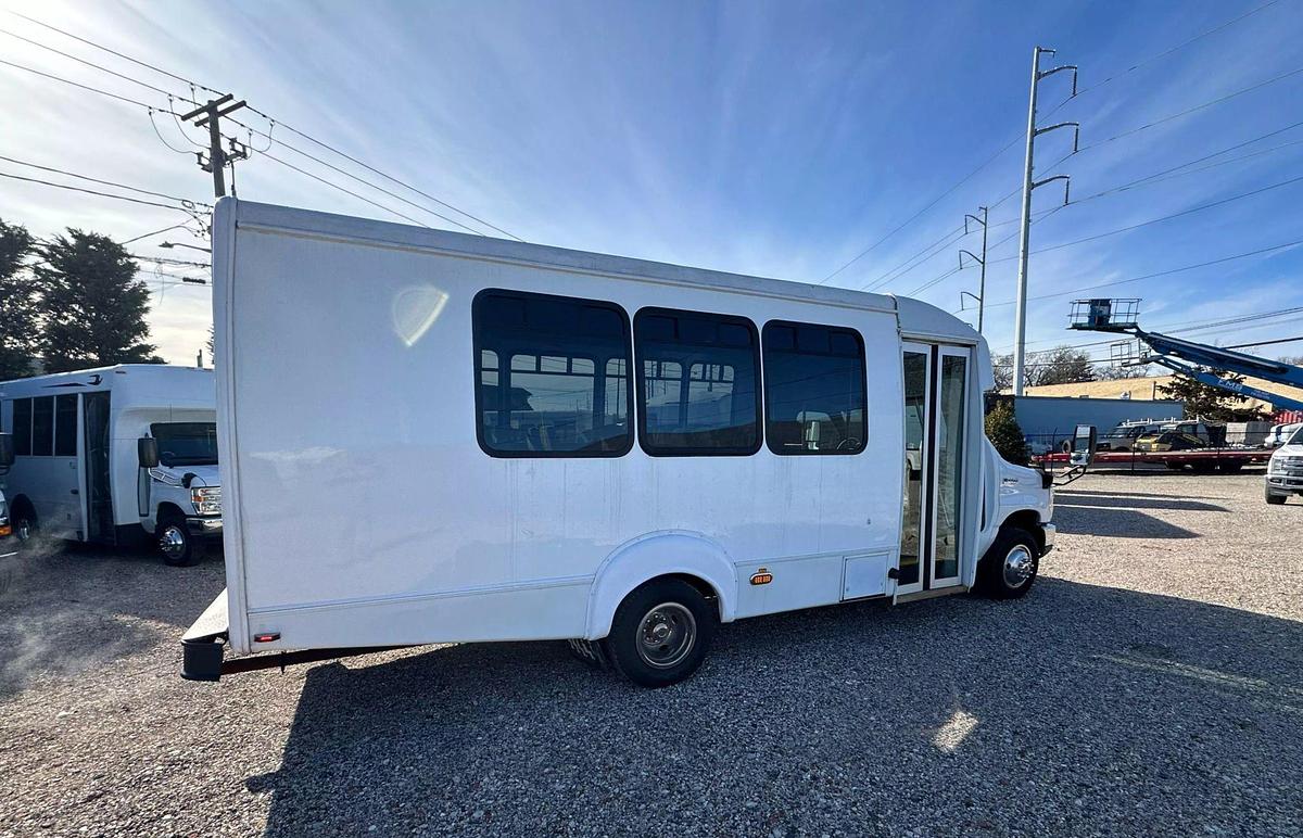 Refurbished 2012 Ford E-450 Non-CDL Shuttle Bus β 14 Pass with Luggage