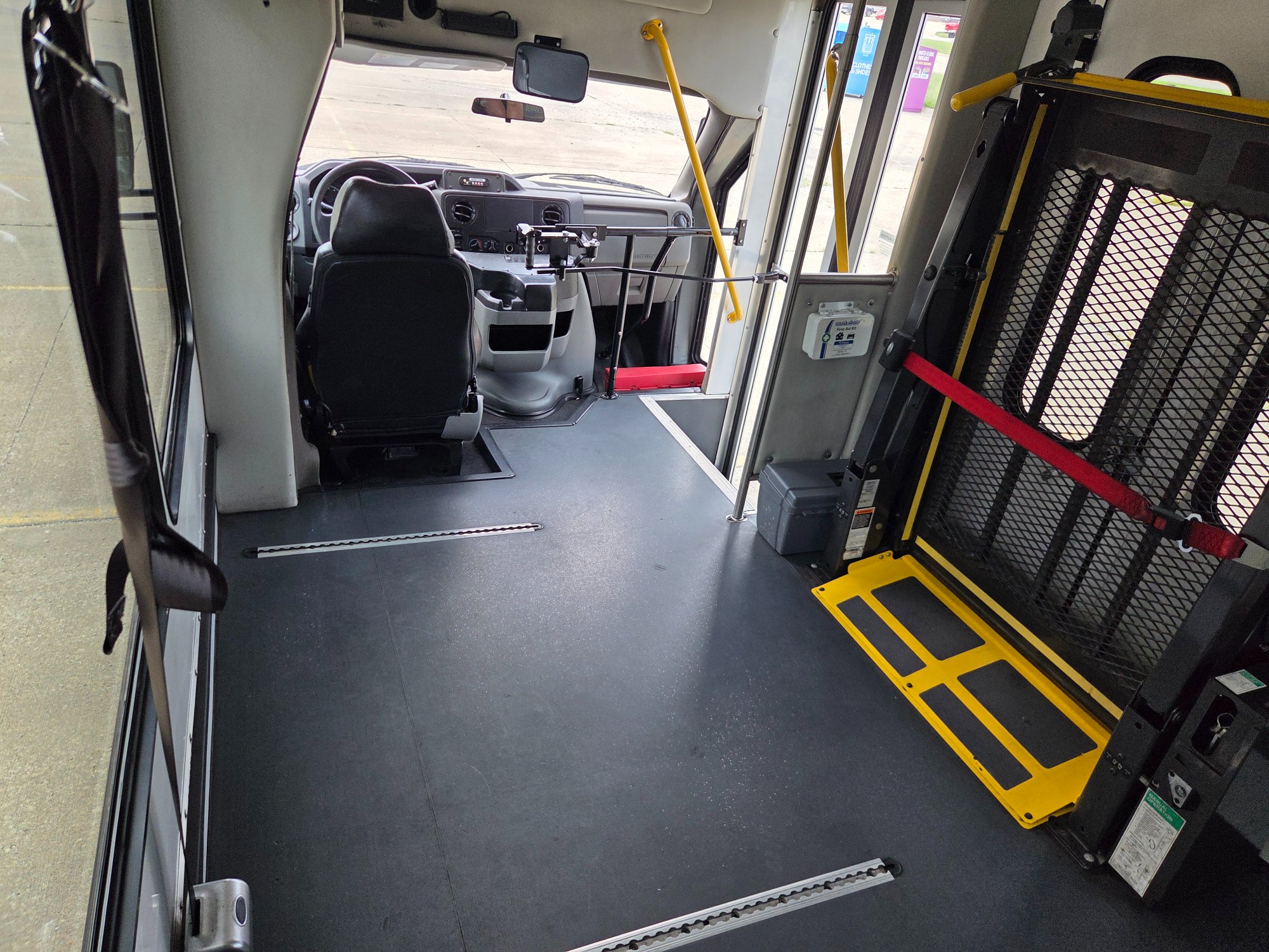 Used 2020 Ford E-350 StarCraft Non-CDL 7/2 Wheelchair Shuttle Bus