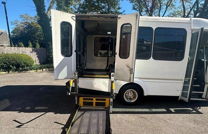 Used 2015 Ford E-350 Non CDL 8/4 Wheelchair Shuttle Bus