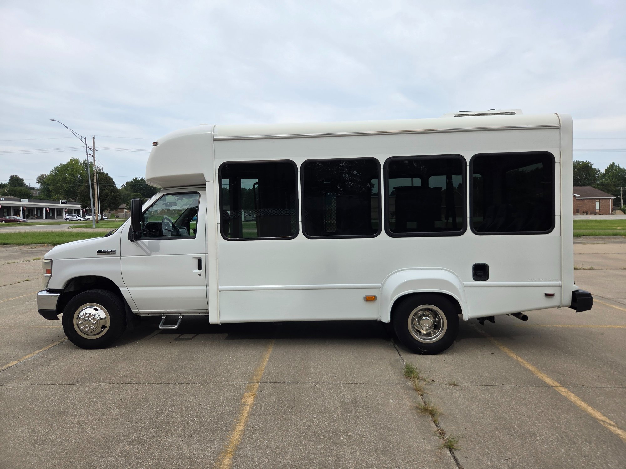 Used 2020 Ford E-350 StarCraft Non-CDL 7/2 Wheelchair Shuttle Bus