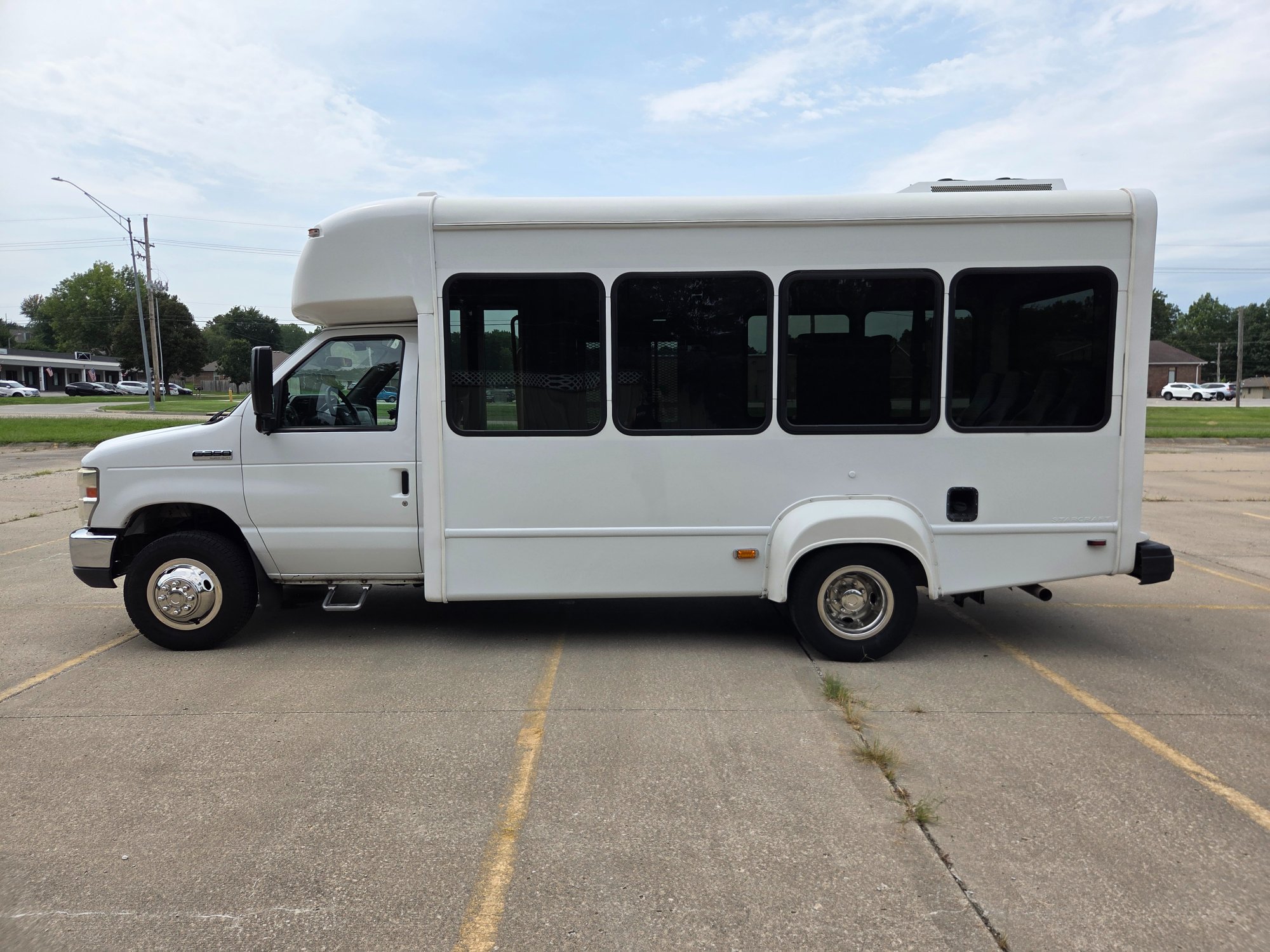 Used 2019 Ford E-350 StarCraft Non-CDL 7/2 Wheelchair Shuttle Bus