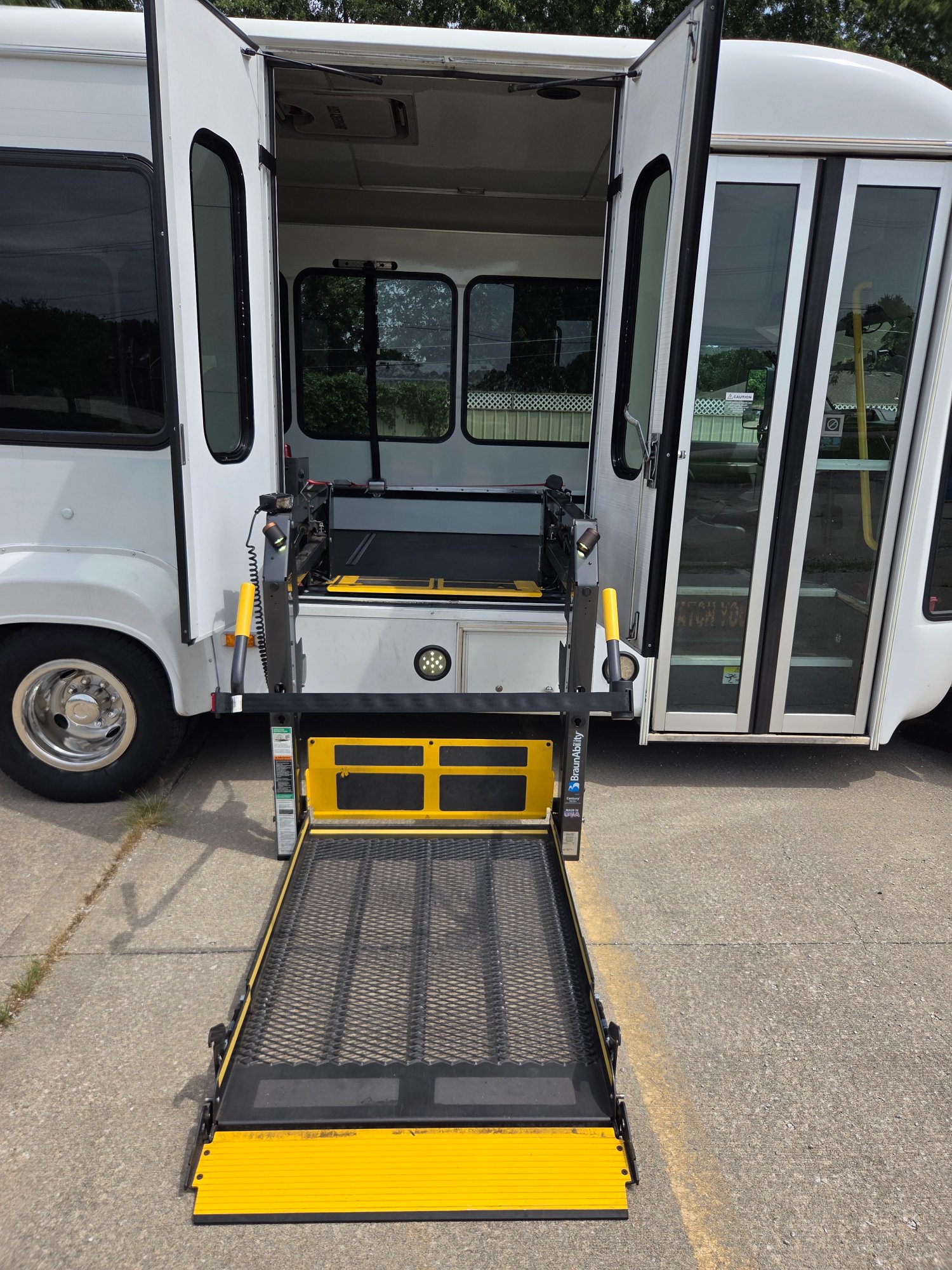 Used 2019 Ford E-350 StarCraft Non-CDL 7/2 Wheelchair Shuttle Bus