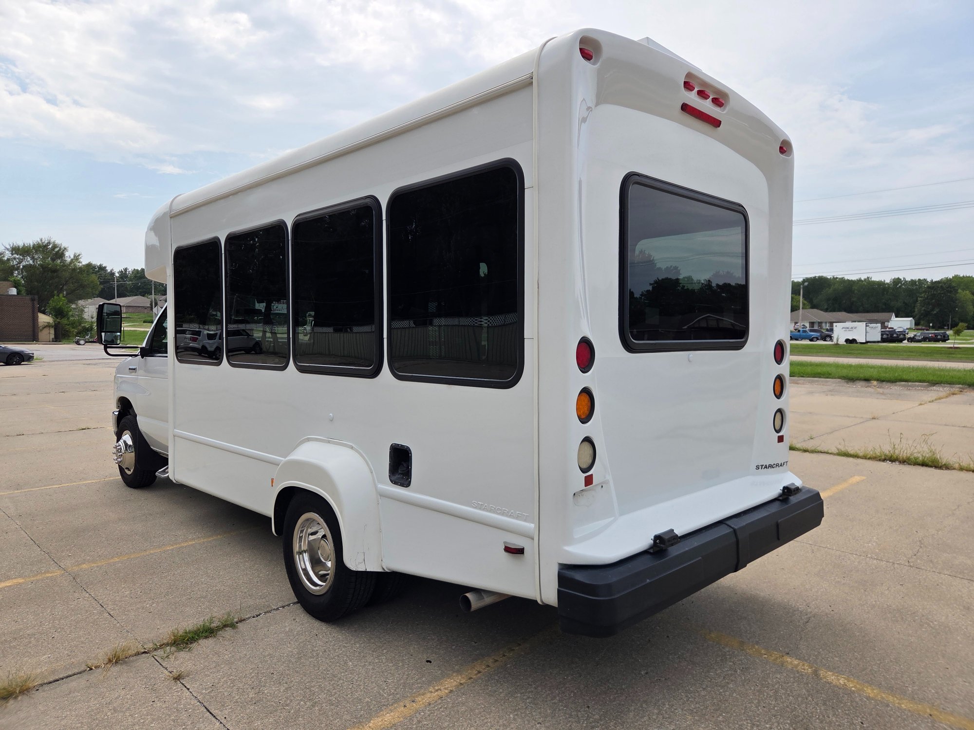 Used 2019 Ford E-350 StarCraft Non-CDL 7/2 Wheelchair Shuttle Bus