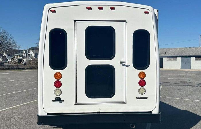 Used 2013 Ford E-350 Non CDL 8/4 Wheelchair Shuttle Bus