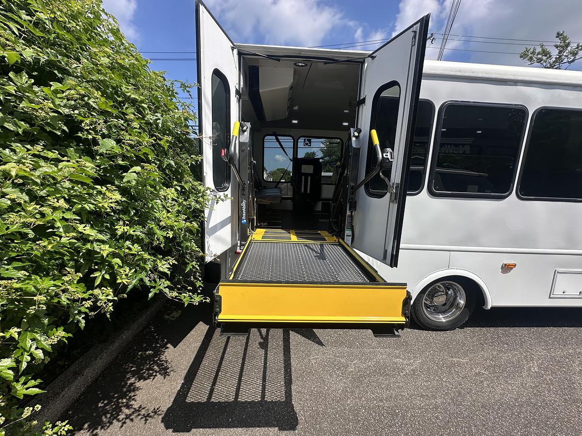 Used 2015 Ford F550 25 Passenger 2 Wheelchair Shuttle Bus
