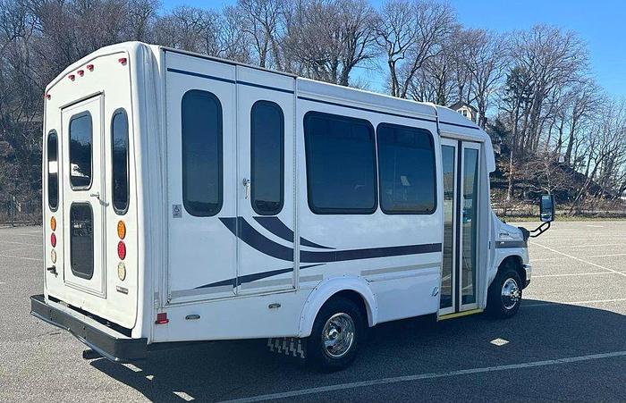 Used 2013 Ford E-350 Non CDL 8/4 Wheelchair Shuttle Bus