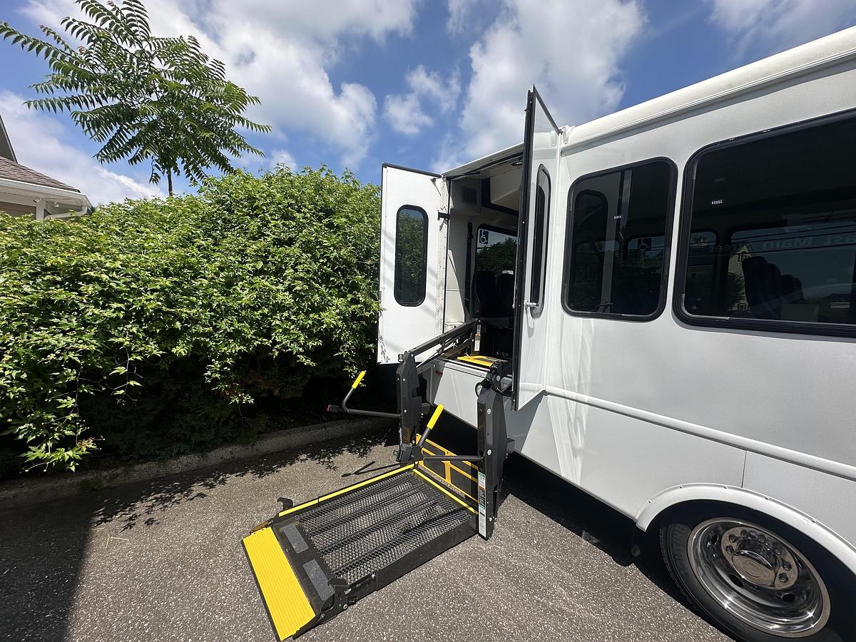 Used 2015 Ford F550 25 Passenger 2 Wheelchair Shuttle Bus