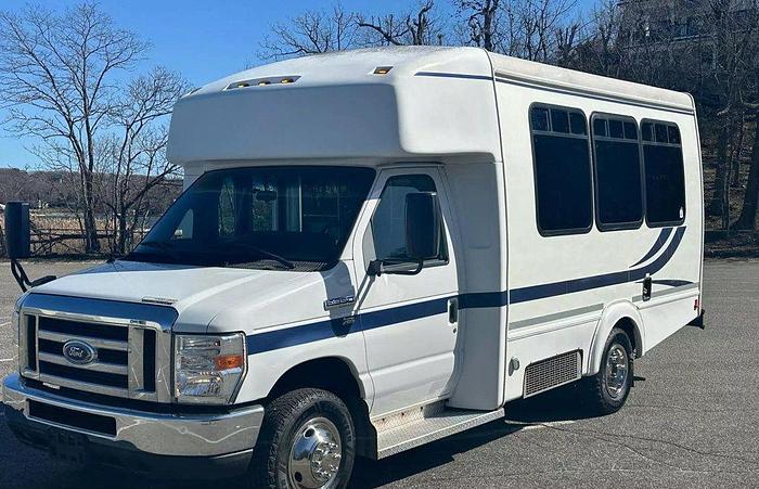 Used 2013 Ford E-350 Non CDL 8/4 Wheelchair Shuttle Bus