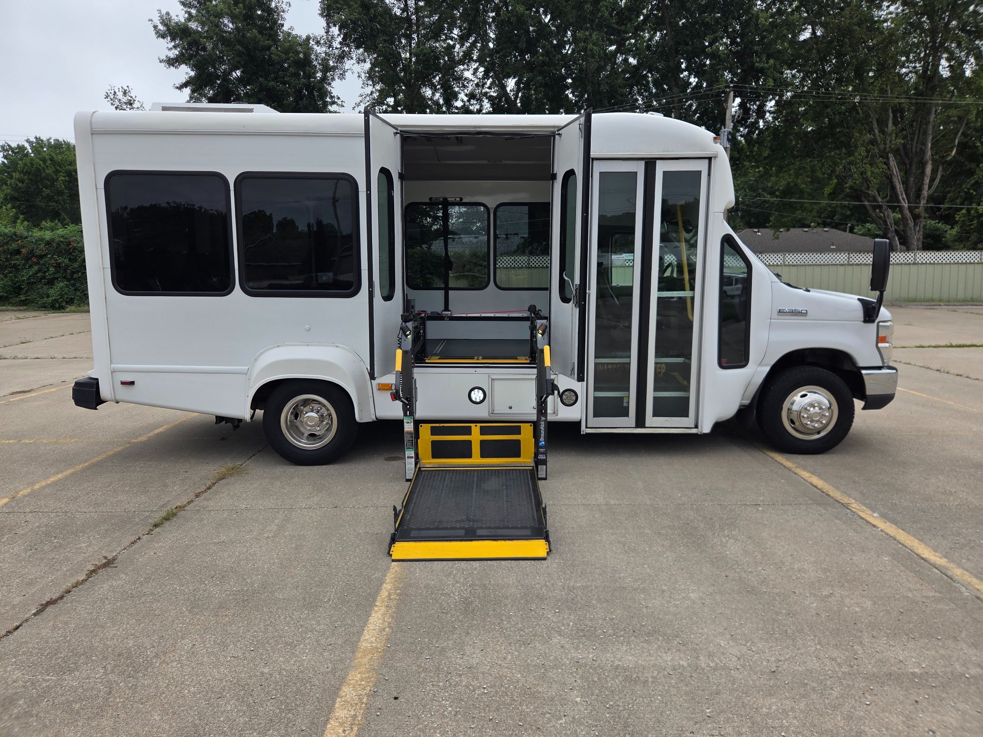 Used 2020 Ford E-350 StarCraft Non-CDL 7/2 Wheelchair Shuttle Bus