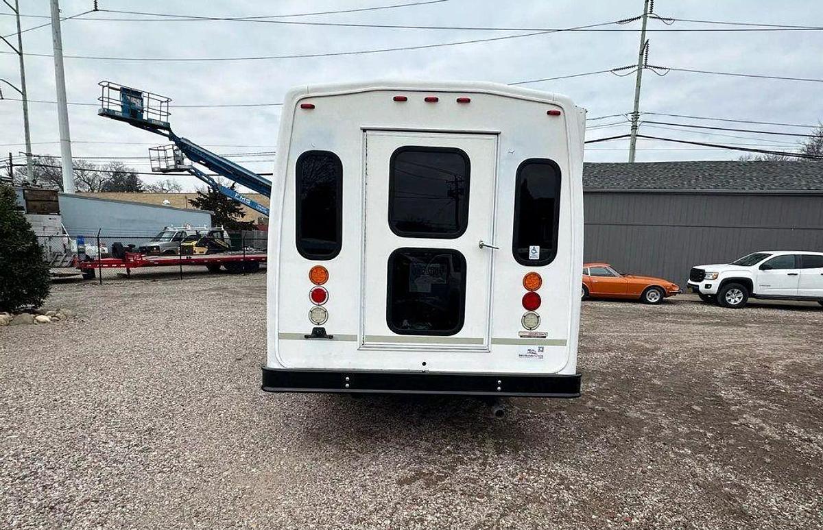 Used 2015 Ford E-350 Non CDL 8/4 Wheelchair Shuttle Bus