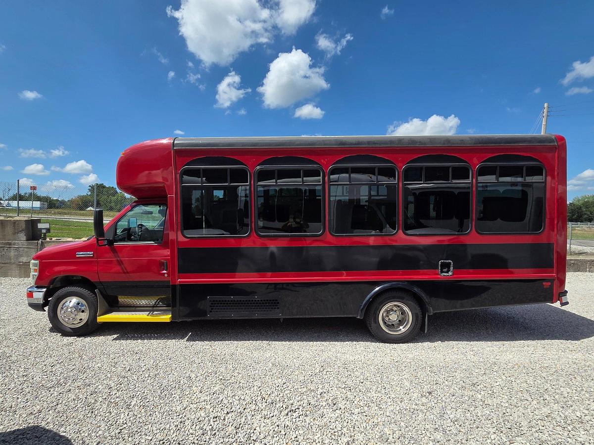 Used 2016 Ford E-450 StarCraft Non-CDL 12/5 Wheelchair Shuttle Bus