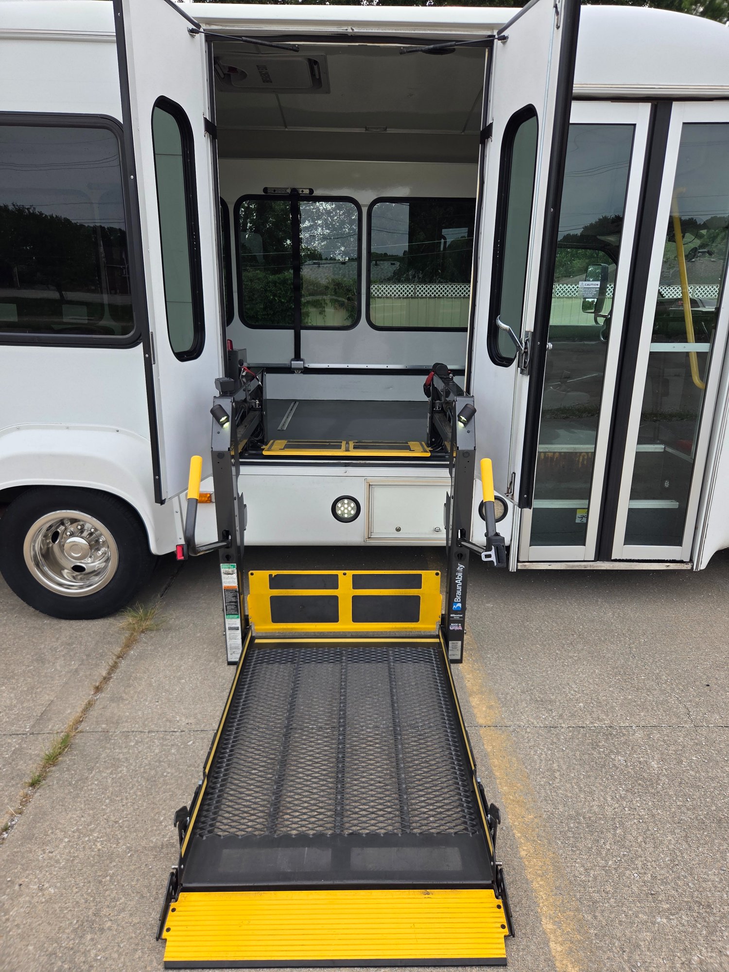 Used 2020 Ford E-350 StarCraft Non-CDL 7/2 Wheelchair Shuttle Bus