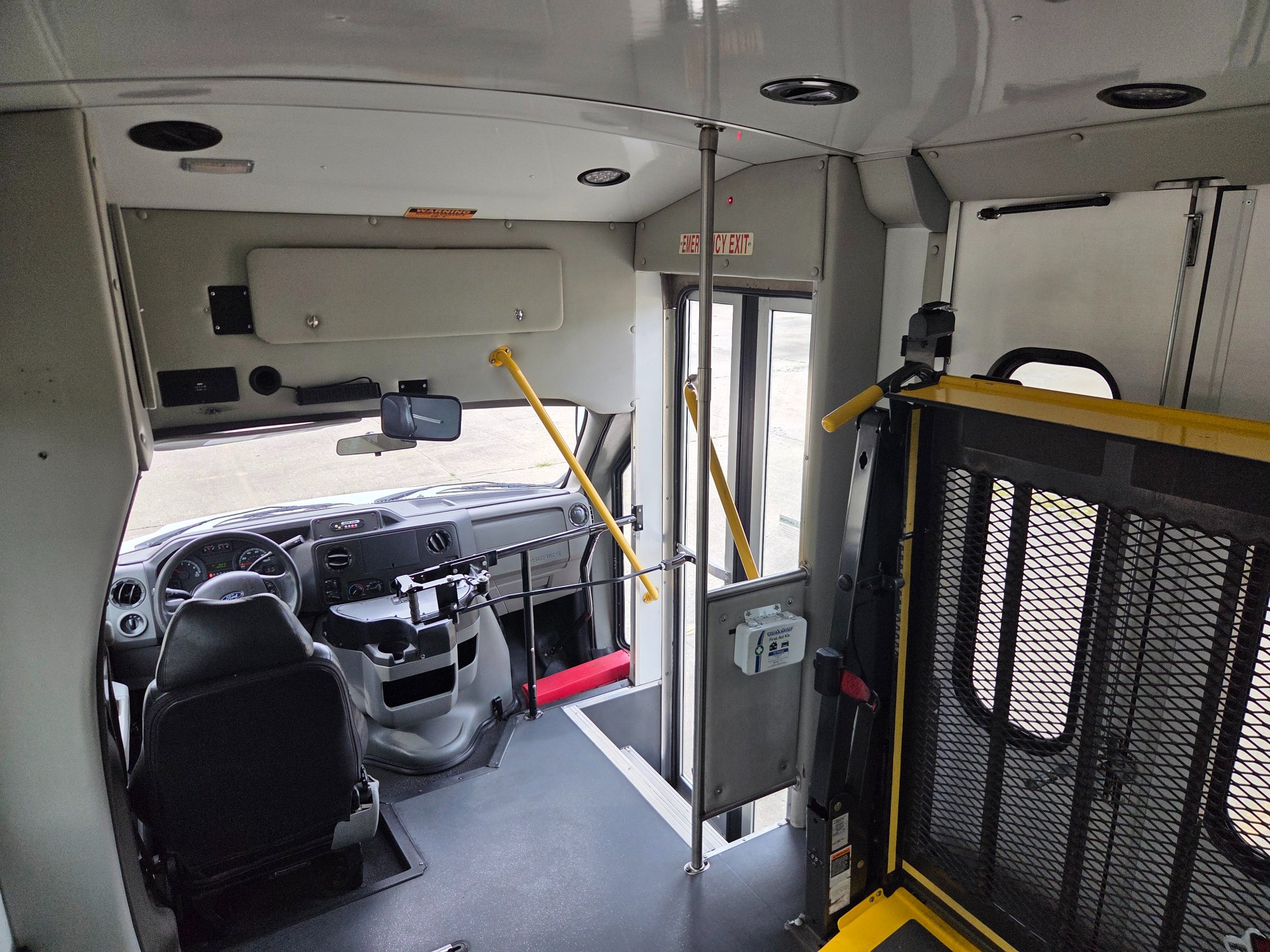 Used 2020 Ford E-350 StarCraft Non-CDL 7/2 Wheelchair Shuttle Bus