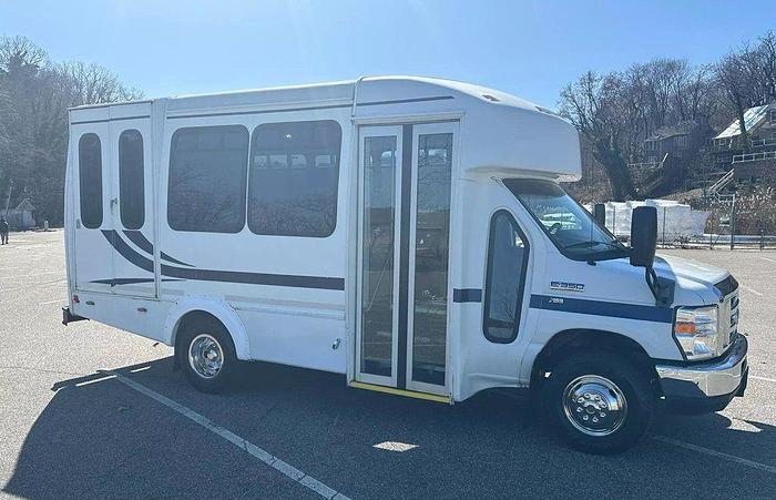 Used 2013 Ford E-350 Non CDL 8/4 Wheelchair Shuttle Bus